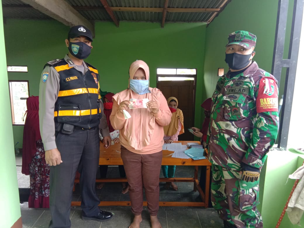 Bhabinkamtibmas Desa Banyuresmi Kawal Pembagian PKH